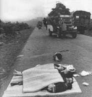 Đại lộ Kinh Hoàng, các tháng tư đen 1972, 1975, ngày 30/4:“Đường vinh quang  xây xác dân thù!”