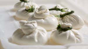 Burrata di puglia formaggio tipico pugliese composto da uno squisito sacchetto di mozzarella ripieno di stracciatella. Burrata Storia E Disciplinare Di Un Eccellenza Pugliese