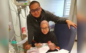 Nur amalina che bakri (lahir 7 disember 1987, kota bharu) merupakan anak tunggal kepada pasangan sabariah hassan, seorang pengetua sekolah menengah dan bapanya che bakri, seorang jurutera, timbalan pengarah di dbkl. Infant With 200gm Tumour Undergoes Successful Op In London Free Malaysia Today Fmt