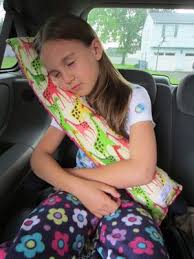 子供は車に乗ると寝てしまいますが 首がひどそう なんてことありませんか そんな時のお役立ちアイテムです プレゼントしても喜ばれることまちがいなし seat belt pillow sewing projects kids