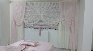 Perdeler olmadan oda bitmiş bir görünüme sahip değil, oturma odasındaki dekorasyon zayıf görünüyor. Yatak Odasi Perdesi Nasil Olmali Dekorasyon Uzerine