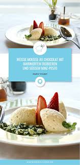 Weisse Mousse Au Chocolat Mit Marinierten Erdbeeren Und Sussem Minz Pesto Rezept Weisse Mousse Au Chocolat Mousse Au Chocolat Rezept Lebensmittel Essen