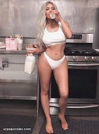كيم كاردشيان قبل الشهرة في صور نادرة باباراتزي kim kardashian hot swimwear kim kardashian