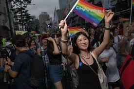 Sekarang ini sedang sibuk dan ramai dibicarakan mengenai lgbt (lesbian, gay, biseksual, transgender). Tak Peduli Hujan 10 000 Warga Seoul Ikuti Parade Kaum Gay Halaman All Kompas Com