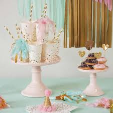 Decoration De Fete Aux Jolie Couleurs Pastel Nappe Menthe Vaisselle Et Accessoires A Retrouver Sur Www Rosec Decoration Fete Anniversaire Buffet Anniversaire