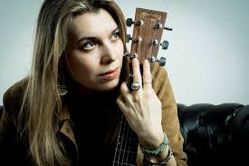 Erica Boschiero: una cantautrice tra alchimie e punti di svolta.