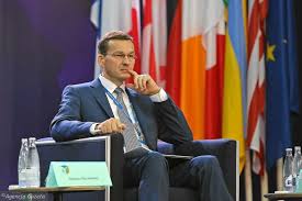 Mateusz morawiecki od czasu, gdy był prezesem banku, zarządza za pomocą maili wysyłanych nieraz w środku nocy. Mateusz Morawiecki Od Rewolucjonisty Do Milionera I Wicepremiera