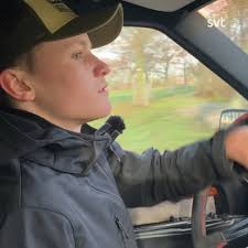 Halkan har kommit och sedan ett år tillbaka måste även A-traktorbilarna,  även kallade epor, byta till vinterdäck. Bra, tycker epaförare vid  Munkagårdsgymnasiet i Tvååker som SVT har pratat med. Ta del av