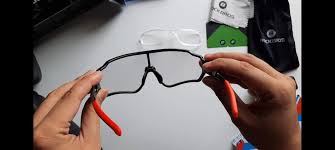 Lensa photochromic adalah lensa yang dapat berubah warna gelap secara otomatis ketika terkena sinar matahari & akan berubah warna bening secara otomatis. Kacamata Photochromic Solusi 1 Lensa Untuk Kondisi Gelap Dan Terang