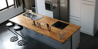 Cuisine noire et bois avec îlot central noir. 8 Idees Sublimes D Ilot Central Avec Un Coin Repas Integre Mesdepanneurs Fr