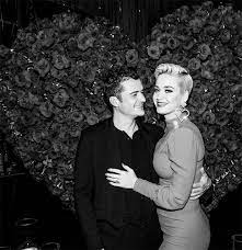 Perry posted pics of the present on instagram. Katy Perry Welcomes Baby Daughter With Orlando Bloom See First Photo Hello