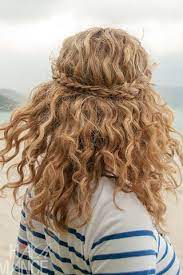 أفكار تسريحات شعر مميزة للشعر الكيرلي والمموج