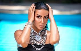 اتجوزيه لو زي رياض في مسلسل الحقيقة والسراب. Ø³Ù…ÙŠØ© Ø§Ù„Ø®Ø´Ø§Ø¨ ØªØ®Ø·Ù Ø§Ù„Ø£Ù†Ø¸Ø§Ø± Ø¨Ø¬Ù„Ø³Ø© ØªØµÙˆÙŠØ± Ø¬Ø¯ÙŠØ¯Ø©