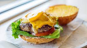 Se volete, inoltre, potete utilizzare 350 g di carne bovina e 350 g di salsiccia di maiale, per ottenere così un cheeseburger ancora più saporito! Come Preparare Il Cheeseburger Americano La Ricetta Originale Gli Ingredienti I Trucchi E Il Vino Perfetto Wine Dharma