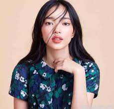 Sở hữu ngoại hình xinh đẹp và gợi cảm, cô còn làm say lòng khán giả bằng giọng hát đặc yến nhi và nhóm nhạc mây trắng. Tiá»ƒu Sá»­ Chau Bui Sinh NÄƒm Bao Nhieu Tiá»ƒu Sá»­ Chau Bui La Ai