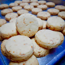 Resepi shell tart, 125 g majerin/butter, 150 g gula kastor, 1 biji telur saiz b, 400 g tepung gandum, 1 sudu kecil esen vanilla, filling cheese, 500 g cream cheese dari peti sejuk, 100 g gula kastor, 6 sudu besar telur yang telah dipukul sebati, 2 sudu besar butter. Kuih Bangkit Cheese Try Out This Traditional Kuih Raya Recipe With A Cheesy Twist Kl Foodie