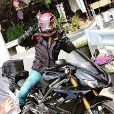 画像に含まれている可能性があるもの 1人以上 バイク 女性ライダー ヘルメット ライダー