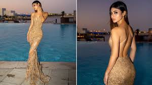 Mouni Roy ने Hot स्टाइल में पोस्ट की बेहद बोल्ड और ग्लैमरस Photos, इंटरनेट  पर हुई वायरल | 📺 LatestLY हिन्दी
