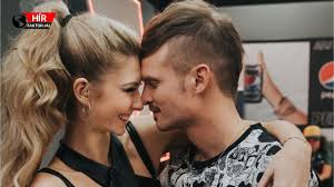 A verseny alatt nem csak a tévé képernyőjén volt látható, hanem a többi döntőbe jutott énekessel. Dul A Szerelem Dallos Bogi Es Puskas Peti Kozott Youtube