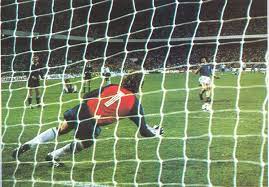 En 1982, durante la guerra de malvinas, se llevaba a cabo el mundial de españa, con el debút en el fútbol internacional de. Matches France Germany