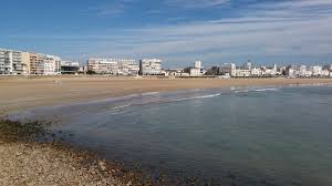 Cinémas, escape game, trampoline, salles d'escalade, jeux et sports. La Plage Des Sables D Olonne A Maree Basse