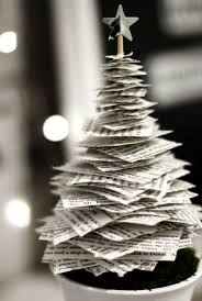 .pohon natal yang memang identik dengan natal, berbagai riasan unik dan cantik digunakan setiap keluarga dan banyak orang untuk berlomba membuat pohon natal yang cantik dan lain dari pada lain'nya, seperti pohon natal dari kaleng minuman. 15 Alternatif Dekorasi Pohon Natal Yang Mudah Dibuat Dan Murah Bukareview
