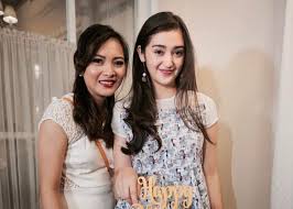 Penampilan cantiknya pun berhasil mencuri perhatian netizen karena menirukan gaya. 10 Potret Seru Kedekatan Ranty Maria Ibu