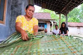 Namun sebelum pandan menjadi tikar yang sebenarnya, ada banyak proses yang harus dilalui sehingga dalam menganyam tikar begitulah sekelumit proses pemamfaatkan daun pandan sebagai bahan baku utama dalam pembuatan tikar, atau yang lebih. Bahan Baku Daun Langka Harga Tikar Pandan Melonjak