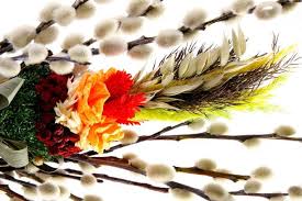 Nanieść klej na wierzchnią stronę lumaconi i przykleić dookoła grubych spaghetti, tuż przy muszelkach; Jak Zrobic Palme Wielkanocna