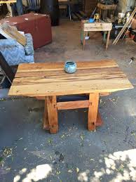 Diy rustic pallet coffee table: Diy Pallet Coffee Table With Unique Base