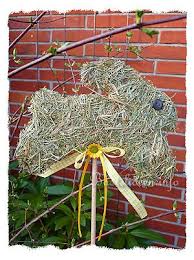Im ersten schritt schneidest du die rechte grob aus und klebst diese auf ein braunes stück pappe. Osterbasteln Osterhase Aus Heu Blumenstecker