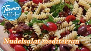 Die getrockneten und die frischen tomaten in stücke schneiden und mit dem pesto unter die nudeln mischen. Mediterraner Nudelsalat Mit Tomaten Und Rucola Perfekte Beilage Zum Grillen Thomas Kocht Youtube