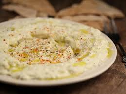 Vinete 2 buc alegeti vinete mari, care sunt elastice la apasare, ceapa alba 1 buc mai pun si usturoi sau usturoi uscat, maioneza 100 g de casa sau cumparata. Salata De Vinete Cu Iaurt