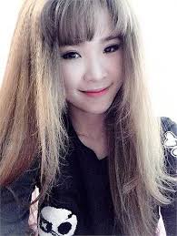 Ngọc Trinh mặc đồ ngủ gợi cảm thổi nến sinh nhật