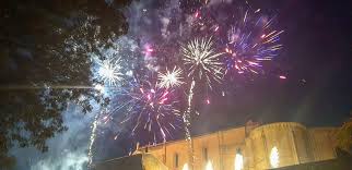 Une majorité de feux d'artifices ont été annulés en 2020 suite à la crise sanitaire. Gironde Saint Macaire Un Magnifique Feu D Artifice Devant Les Remparts Pour La Nuit Du Palus Le Republicain Sud Gironde