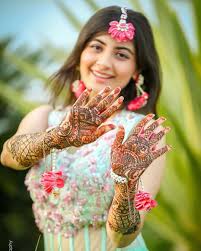 Trending Bridal Mehendi Designs For The New Age Brides Indian Wedding Photography Poses Indian Wedding Couple Photography Indian Bridal Photos