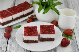 Prajitura simpla cu capsuni este foarte usoara si aromata, numai buna cand se anunta mai multi invitati la masa. Prajitura Cu Mascarpone Si Jeleu De Capsuni Caietul Cu Retete