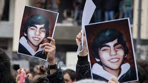 16 haziran 2013 tarihinde, devam eden taksim gezi parkı protestoları sırasında devlete karşı katıldığı eylemde polis tarafından atılan. Berkin Elvan Kimdir Ne Zaman Ve Nasil Oldu Kac Yasindaydi Iste Hayat Hikayesi