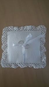 Girovagando in rete sono incappata su questo bellissimo cuscino portafedi, un'idea a mio parere originale da regalare! Cuscino Portafedi Uncinetto Coprispalla A Uncinetto Lavoro All Uncinetto