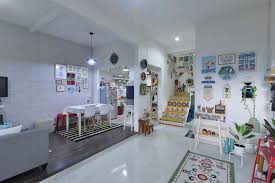 Ukuran kamar harus menyediakan ruang untuk pergerakan, sinar matahari dan penghawaan alami bagi penghuninya. Bongkar Habis Dinding Di Dalam Rumah Mungil Di Depok Ini Tampak Luas Semua Halaman Idea