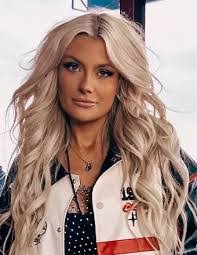 Nicole Grigg's Instagram, Twitter & Facebook