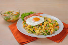 Membuat nasi goreng sangat simpel dan praktis , nasi yang digoreng kemudian diaduk dengan bumbu seperti bawang merah, bawang putih, lada nasi goreng yang merupakan makanan yang populer di indonesia ini dapat disantap bersama keluarga dan pas dijadikan menu sarapan ataupun. 3 Resep Nasi Goreng Yang Tak Hanya Lezat Tapi Juga Sehat Bergizi
