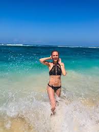 She is an actress, known for vechtershart (2015), voetbalvrouwen (2007) and raveleijn (2011). Kimberley Klaver Posts Facebook