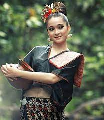 Jadi di desa ini baik itu rumah adat, baju adat, bahasa, kebiasaan dan lain sebagainya semuanya masih seperti zaman dulu, masih kental dengan segala budaya dan. 39 Populer Baju Adat Lombok