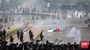 Lulusan universitas brawijaya malang ini lantas mengajak kepada seluruh warga untuk tidak takut melapor bila menemukan kasus pungli atau. Imbas Demo Omnibus Law Ditangkap Polisi Hingga Orang Hilang