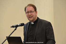 Dabei lässt er sich von einer app leiten. Leverkusen Bild Tobias Schwaderlapp