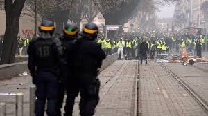 À bordeaux, où les violences ont été importantes jusqu'ici, les commerçants lancent un appel aux gilets jaunes pour pouvoir travailler. Gros Degats A Paris Heurts A Bordeaux Et Toulouse Bilan De L Acte 4