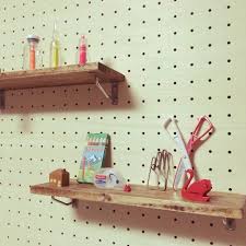 有孔ボードの取り付け方法は 棚や壁掛けやのオシャレな活用術も diyショップ店員のエンジョイ工房 インテリア 収納 有孔ボード 小さな棚