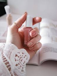 Nachdem sie fertig mit dem lackieren ihrer nägeln sind, lassen sie diese ein anderer trick zum nagellack schneller trocknen ist, eiskaltes wasser zu benutzen. Essie Expressie Im Test Der Neue Schnell Trocknende Nagellack Von Essie Daisiesandglitter