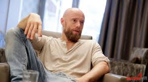 Hrál v mnoha uspěšných norských filmech, za které obdržel několik cen. Who Is Aksel Hennie Dating Aksel Hennie Girlfriend Wife
